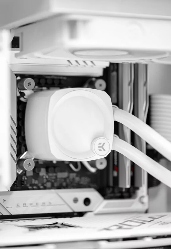 White Custom Game Pc With EKWB Cooler Frost