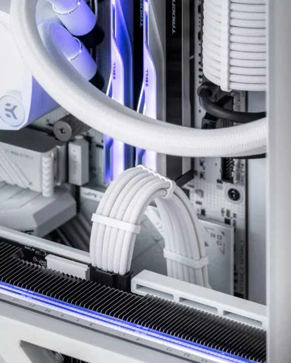 Frost_Close_Cables_Hyte_Y70_Touch_High-end_Game_PC