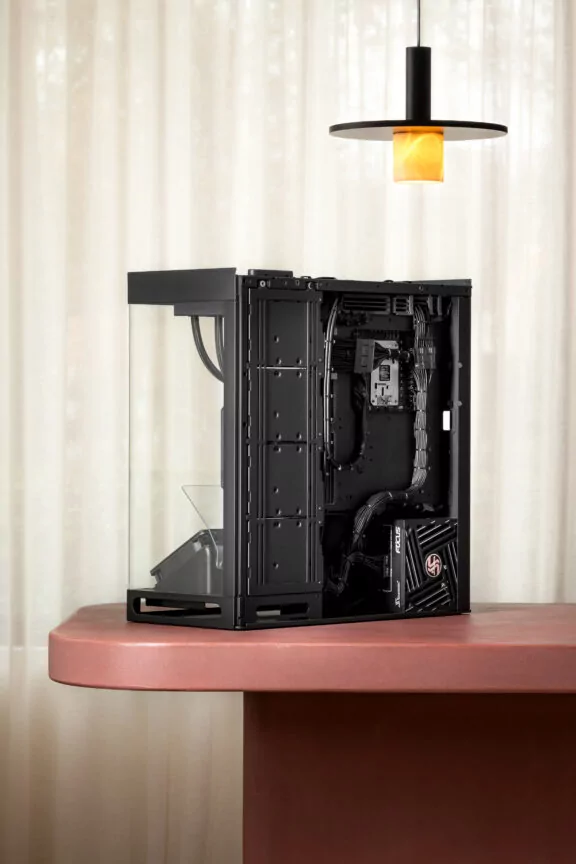 EMBR_Product_Shot_FENN_Systems_High-End_Gaming_PC_Side_Cablemanagement